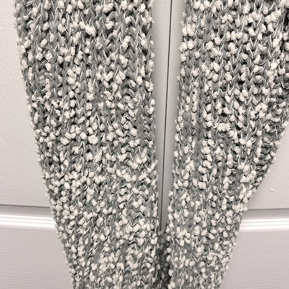 🤍 NWT Forever 21 Circle Scarf Chunky Knit Capsule Neutral Gray Cream 🤍 - Picture 3 of 6